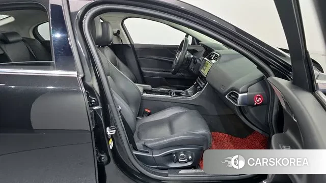 Jaguar XE 2018 Черный из Кореи, фото 2