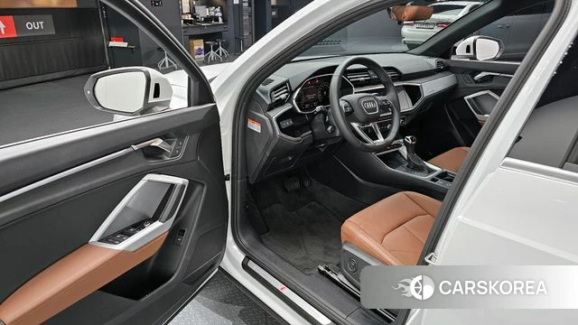 Audi Q3 (F3) 2023 Белый из Кореи, фото 2