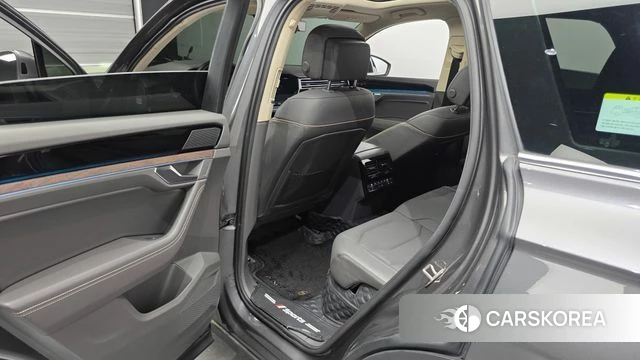 Volkswagen Touareg 3rd generation 2023 Серый из Кореи, фото 2