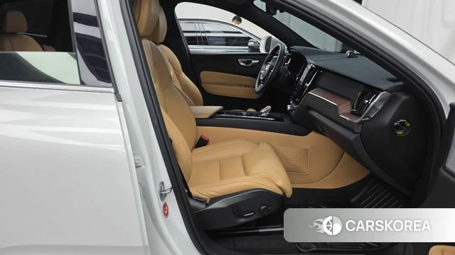 Volvo XC60 second Generation 2023 Белый из Кореи, фото 2