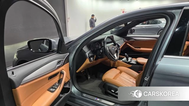 BMW 5 Series (G30) 2018 Серый из Кореи, фото 2