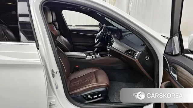 BMW 5 Series (G30) 2020 Белый из Кореи, фото 2