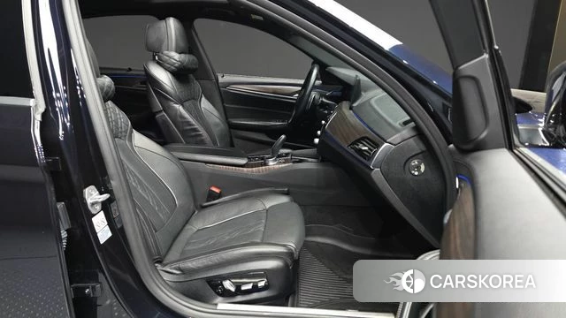 BMW 5 Series (G30) 2018 Черный из Кореи, фото 2