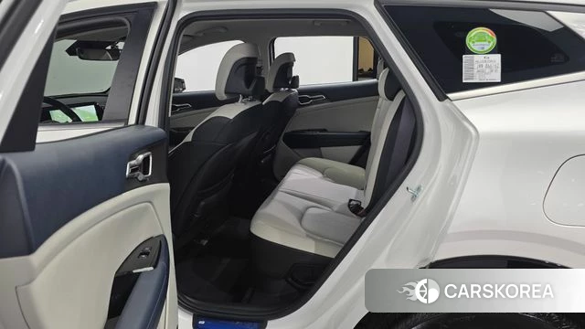 Kia Sportage 5th Generation Hybrid 2023 Белый из Кореи, фото 2