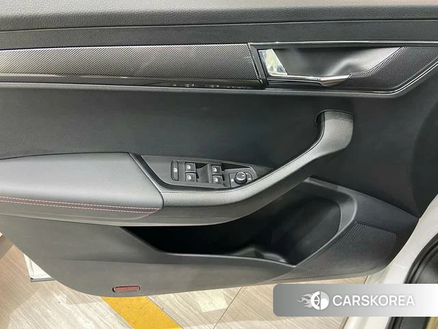Skoda Krok 2021 Белый из Китая, фото 2