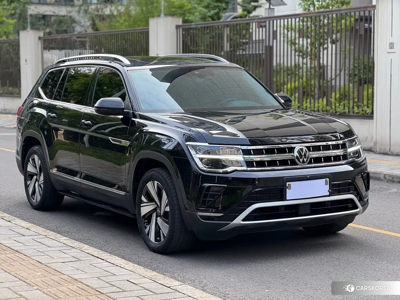 Volkswagen Touareg 2024 Черный из Китая, фото 2