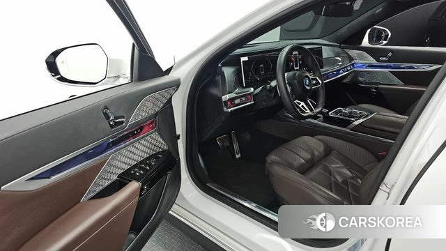BMW 7 Series (G70) 2023 Белый из Кореи, фото 2
