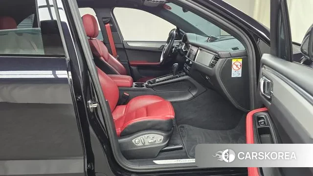 Porsche Macan 2023 Черный из Кореи, фото 2