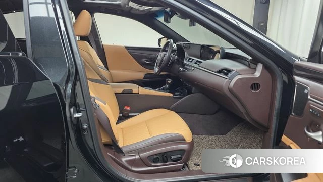 Lexus ES300h 7th generation 2021 Черный из Кореи, фото 2
