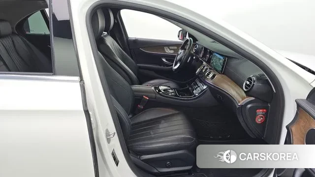 Mercedes-Benz E-Class W213 2018 Белый из Кореи, фото 2