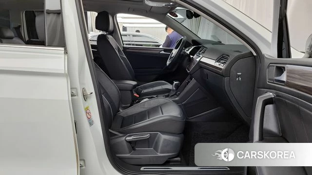 Volkswagen Tiguan Allspace 2023 Белый из Кореи, фото 2