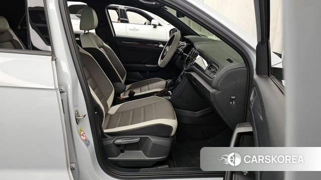 Volkswagen T-Roc 2021 Светло-серебряный цвет из Кореи, фото 2