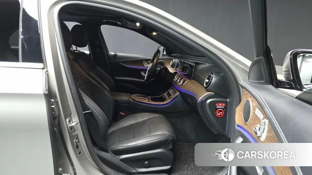 Mercedes-Benz E-Class W213 2022 Песочный из Кореи, фото 2