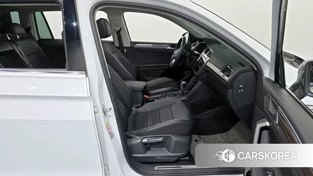 Volkswagen Tiguan Allspace 2022 Белый из Кореи, фото 2