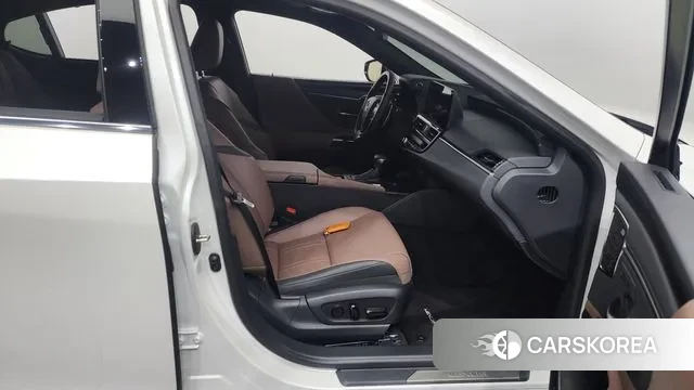 Lexus ES300h 7th generation 2024 Белый из Кореи, фото 2