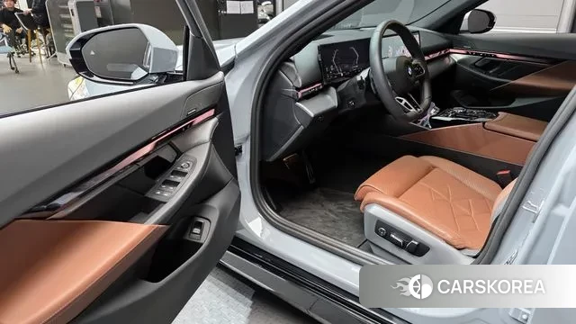 BMW 5 Series (G60) 2024 Серебристо-серый из Кореи, фото 2