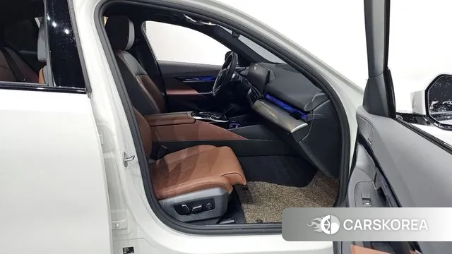 BMW 5 Series (G60) 2025 Белый из Кореи, фото 2