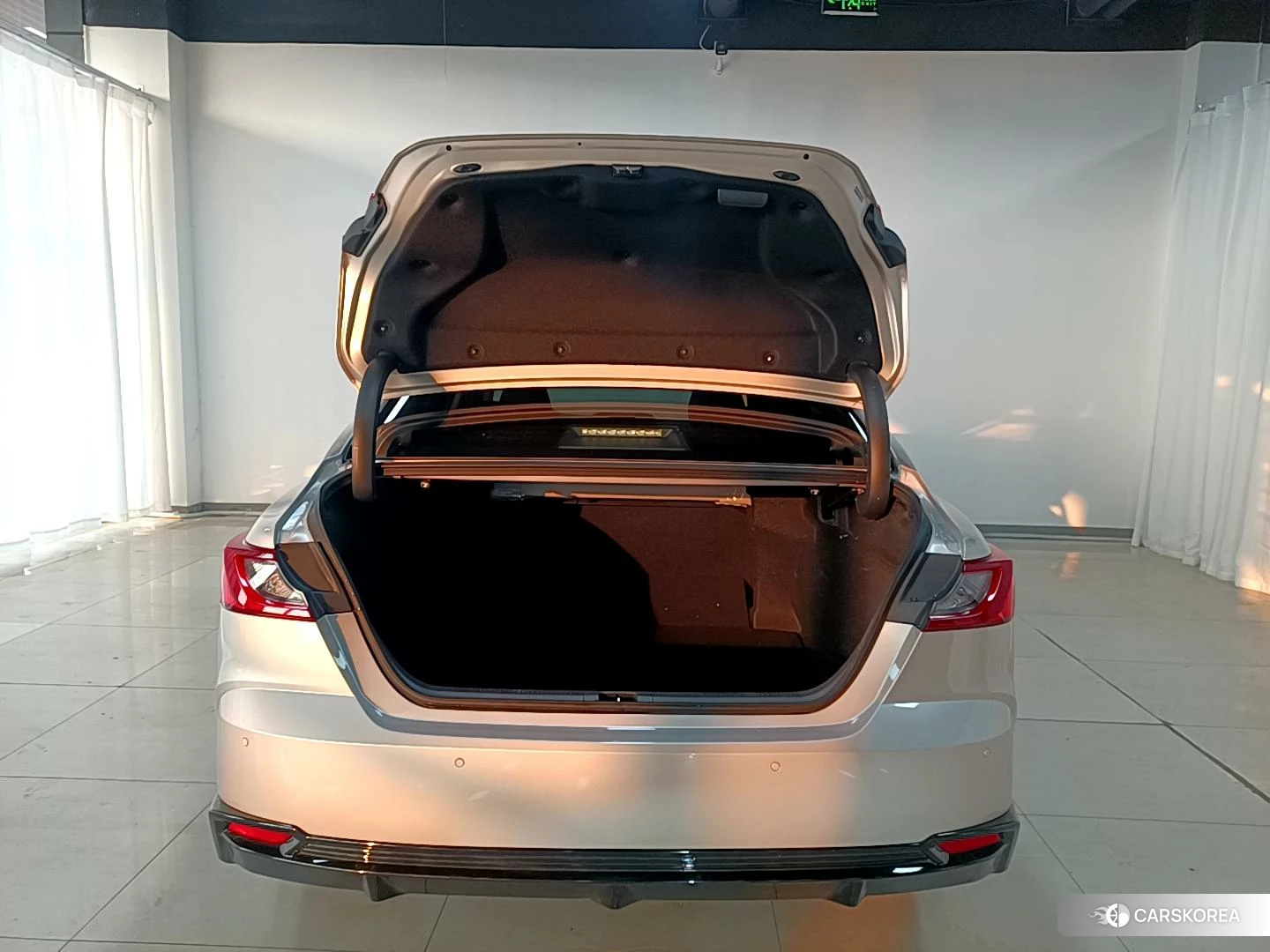 Toyota Camry 2025 Серебристо-серый из Китая, фото 2
