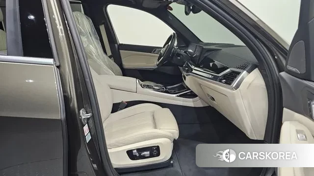 BMW X7 (G07) 2023 Песочный из Кореи, фото 2