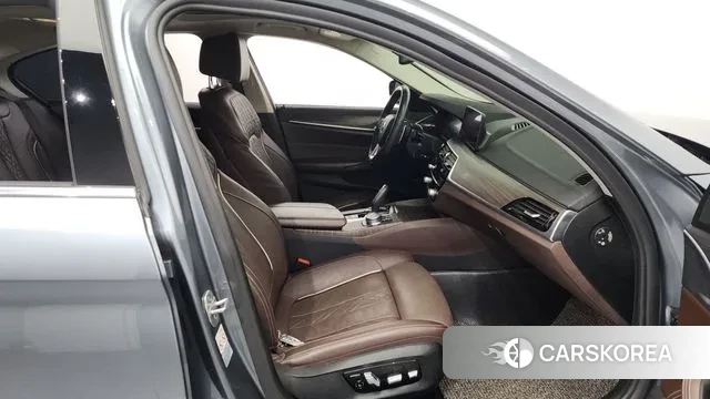 BMW 5 Series (G30) 2019 Серый из Кореи, фото 2