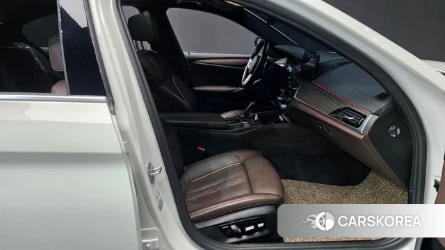 BMW 5 Series (G30) 2020 Белый из Кореи, фото 2