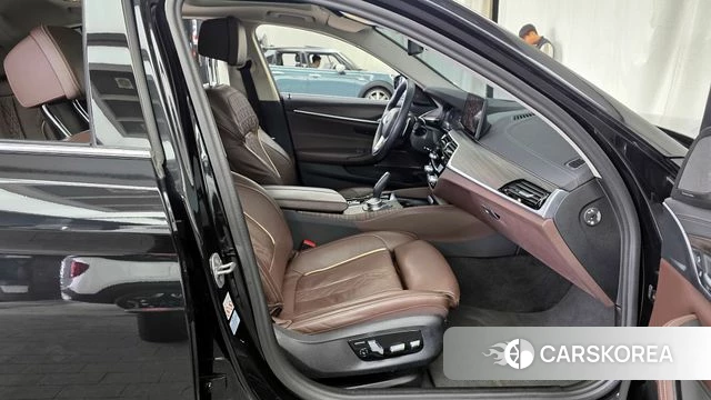 BMW 5 Series (G30) 2022 Черный из Кореи, фото 2