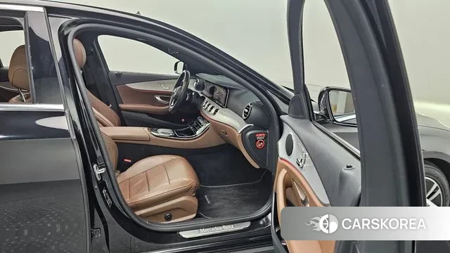 Mercedes-Benz E-Class W213 2021 Черный из Кореи, фото 2