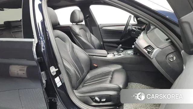 BMW 5 Series (G30) 2018 Черный из Кореи, фото 2