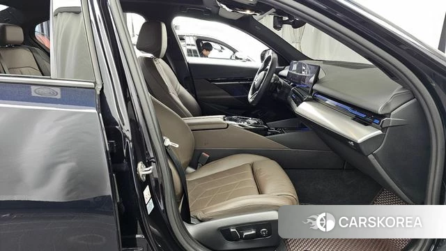 BMW 5 Series (G60) 2024 Черный из Кореи, фото 2