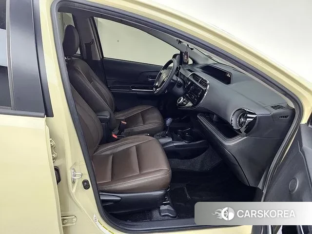 Toyota Prius C 2018 Жемчужный цвет из Кореи, фото 2