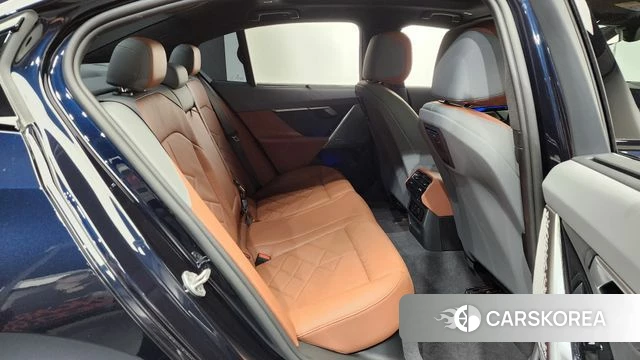 BMW 5 Series (G60) 2025 Черный из Кореи, фото 2