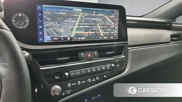 Lexus ES300h 7th generation 2023 Серебристо-серый из Кореи, фото 2