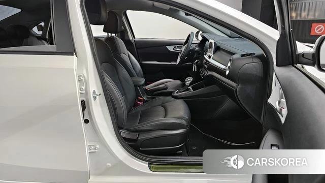 Kia The New K3 2nd generation 2022 Белый из Кореи, фото 2