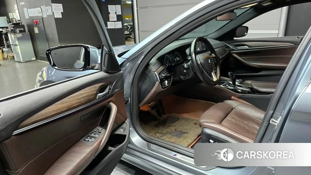 BMW 5 Series (G30) 2018 Серебристо-серый из Кореи, фото 2