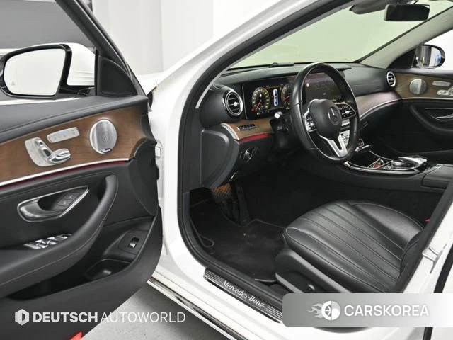 Mercedes-Benz E-Class W213 2018 Белый из Кореи, фото 2