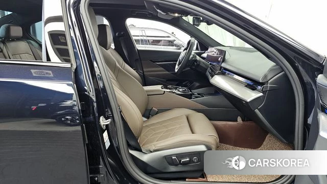 BMW 5 Series (G60) 2024 Черный из Кореи, фото 2