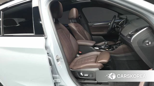 BMW X4 (G02) 2023 Светло-серебряный цвет из Кореи, фото 2