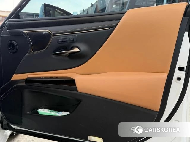 Lexus ES300h 7th generation 2023 Белый из Кореи, фото 2