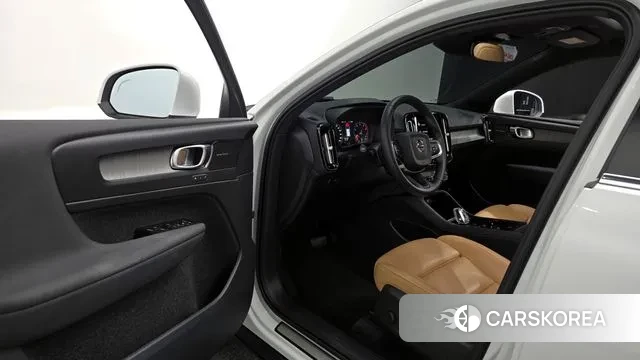 Volvo XC40 2021 Белый из Кореи, фото 2