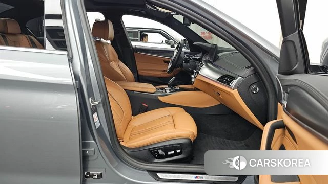 BMW 5 Series (G30) 2022 Серебристо-серый из Кореи, фото 2