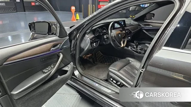 BMW 5 Series (G30) 2018 Серый из Кореи, фото 2