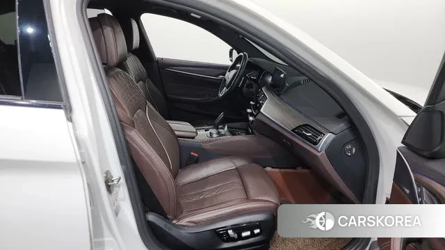 BMW 5 Series (G30) 2018 Белый из Кореи, фото 2