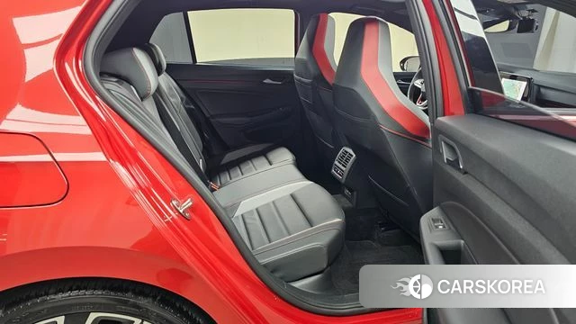 Volkswagen Golf 8th Generation 2023 Красный из Кореи, фото 2