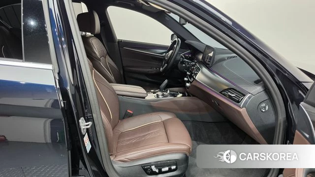 BMW 5 Series (G30) 2023 Черный из Кореи, фото 2