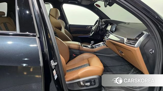 BMW X5M (G05) 2023 Черный из Кореи, фото 2