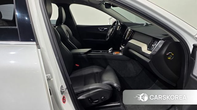 Volvo XC60 second Generation 2021 Белый из Кореи, фото 2