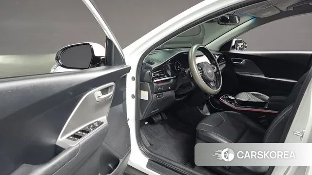 Kia Niro Plus 2023 Белый из Кореи, фото 2