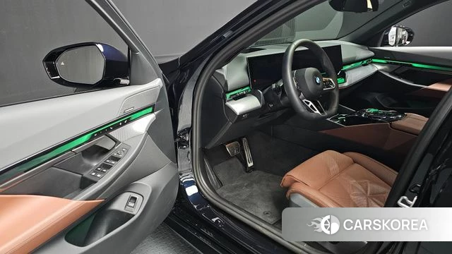 BMW 5 Series (G60) 2025 Черный из Кореи, фото 2