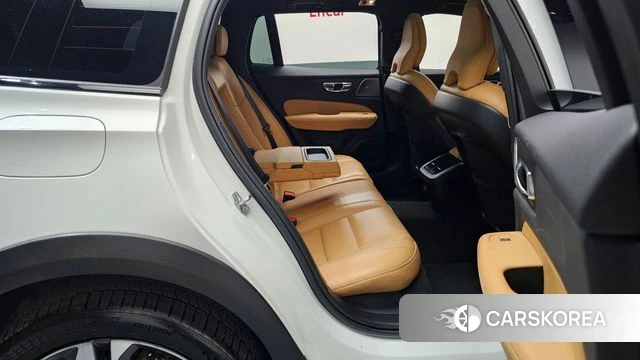 Volvo V60 Cross-Country 2nd Generation 2021 Белый из Кореи, фото 2