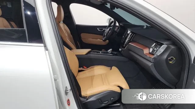 Volvo XC60 second Generation 2024 Белый из Кореи, фото 2